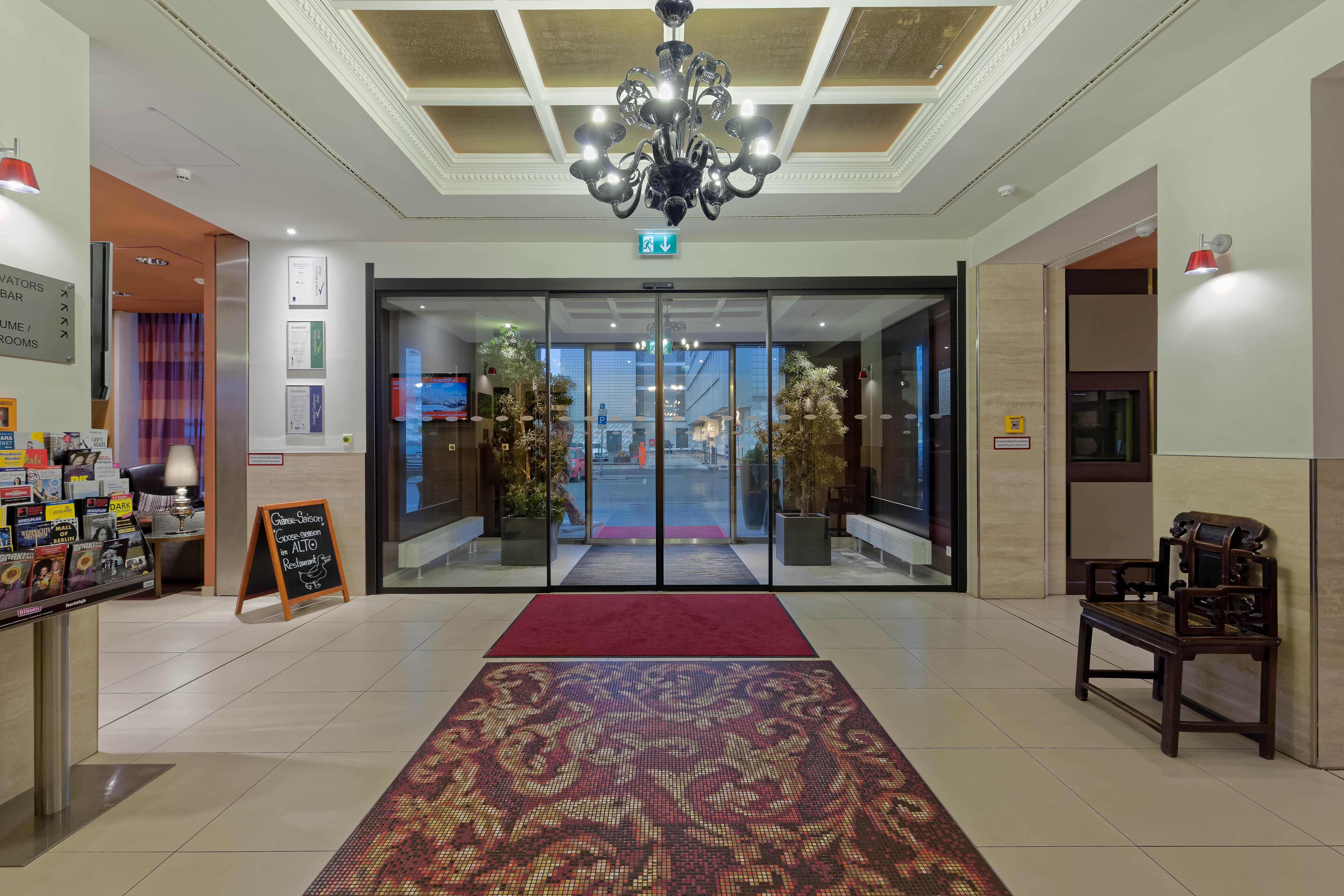 Adina Apartment Hotel Berlin Checkpoint Charlie Exterior foto